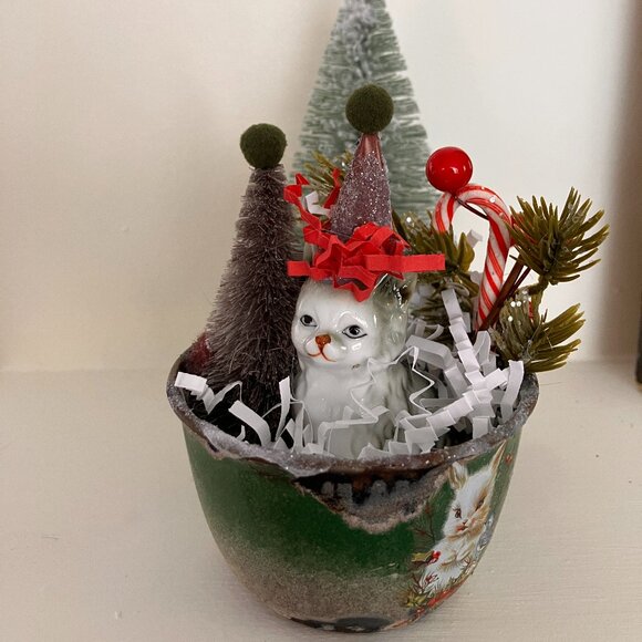 Vintage Christmas Kitty Cat in a Cup - Holiday Decor - Picture 3 of 11